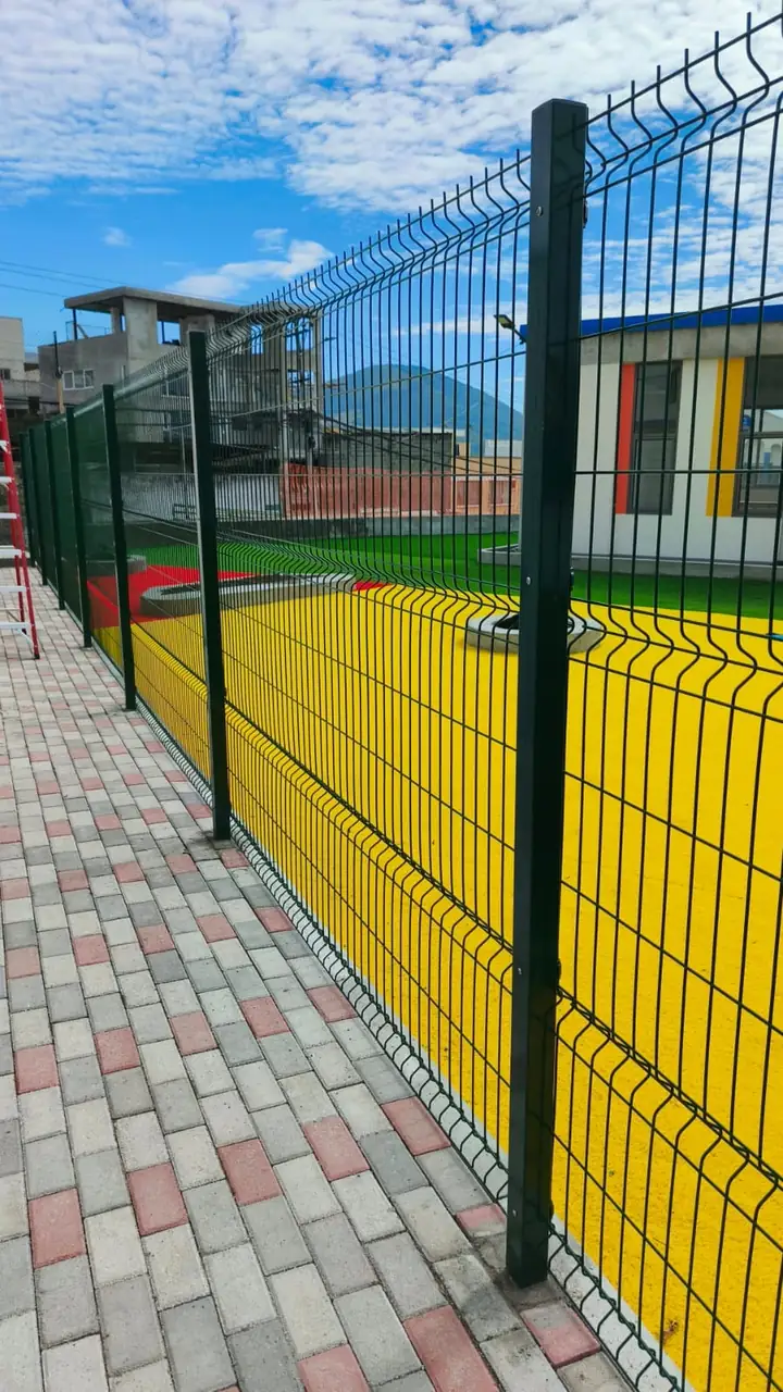Cerramiento malla electrosoldada cancha sintetica ecuador
