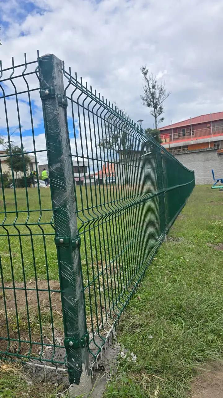 Poste cerramiento malla electrosoldada verde ecuador