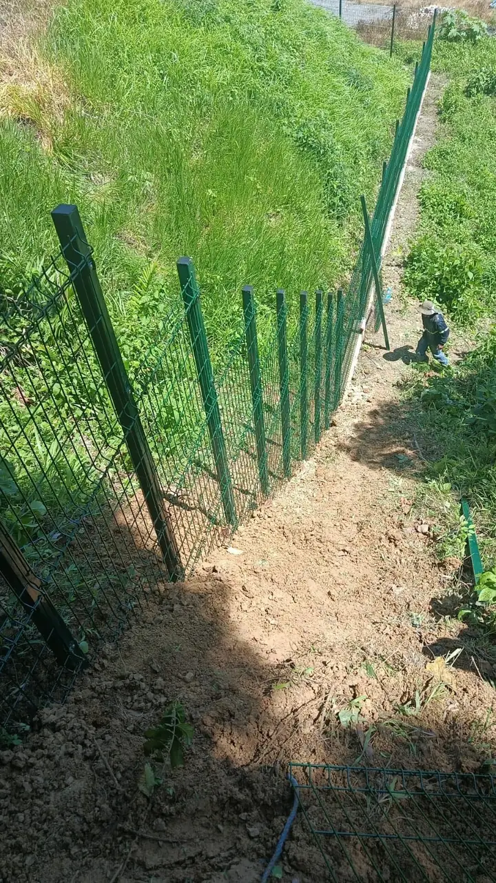 Instalacion cerramiento malla electrosoldada talud ecuador
