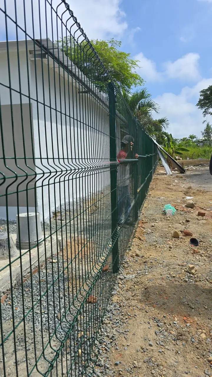 Cerca perimetral malla electrosoldada obra civil ecuador